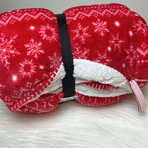 NWT Victoria’s Secret Sherpa Plush Fleece Blanket Red & White 50” x 60” - Picture 3 of 10
